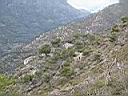 i blocchi sparsi sul versante della montagna.jpg